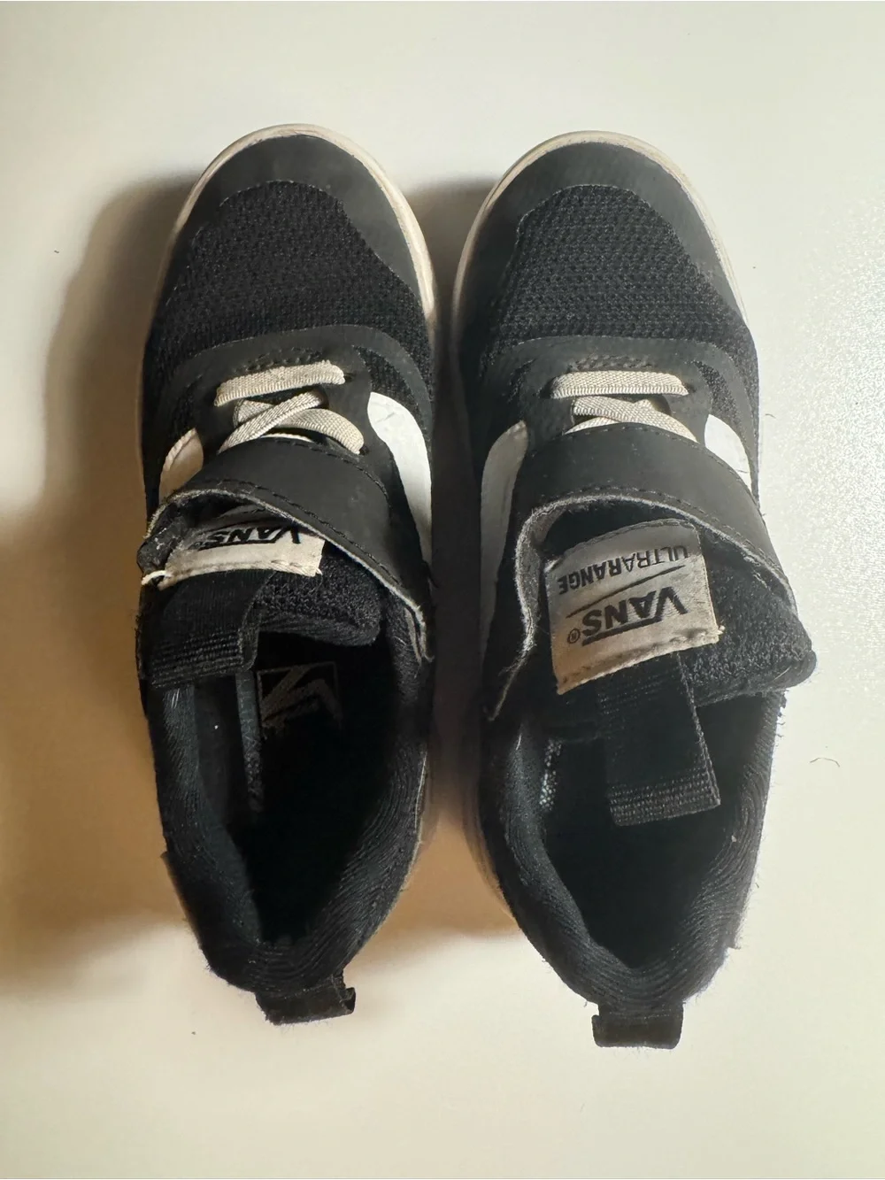 Vans Kids' Black and White Ultrarange Sneakers sz 11